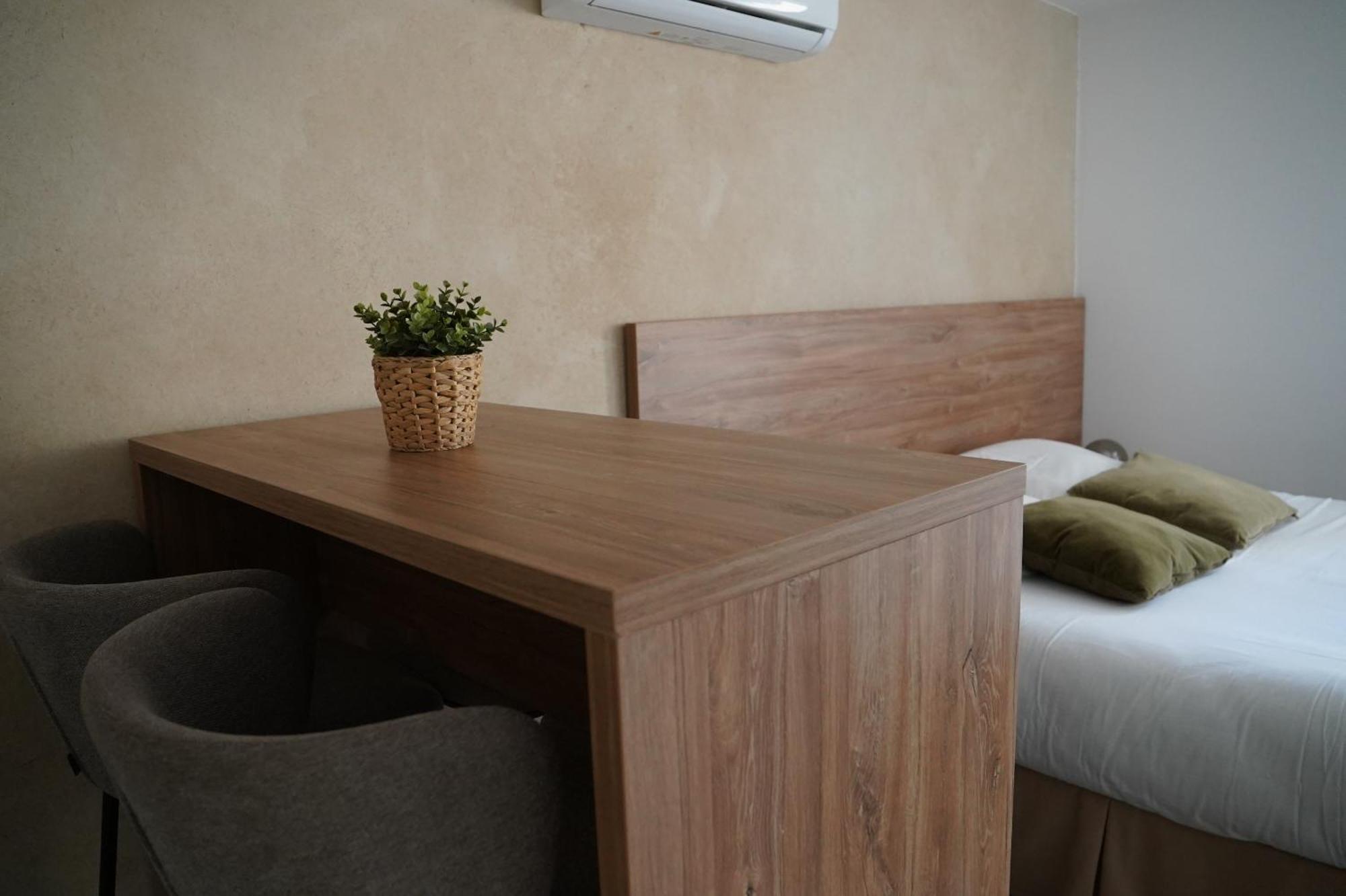Sous Les Platanes Apart otel Velaux Dış mekan fotoğraf